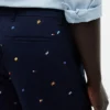 Regular Fit 9″ short met zeilvlagprint