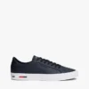 Sneaker van gevulkaniseerd leer met vlaggenstreep Sneaker van gevulkaniseerd leer met vlaggenstreep