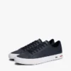 Sneaker van gevulkaniseerd leer met vlaggenstreep Sneaker van gevulkaniseerd leer met vlaggenstreep