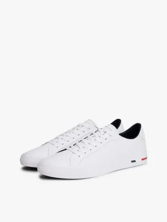 Sneaker van gevulkaniseerd leer met vlaggenstreep Sneaker van gevulkaniseerd leer met vlaggenstreep