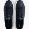 Sneaker van gevulkaniseerd leer met vlaggenstreep Sneaker van gevulkaniseerd leer met vlaggenstreep