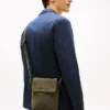 Suède crossbodytas met klep Suède crossbodytas met klep