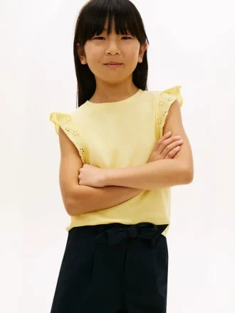 T-shirt met geborduurde oogjes en fladderende mouwen voor kinderen T-shirt met geborduurde oogjes en fladderende mouwen voor kinderen