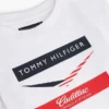 Tommy x Cadillac F1® Team Chevron T-shirt voor kinderen Tommy x Cadillac F1® Team Chevron T-shirt voor kinderen