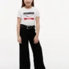 Tommy x Cadillac F1® Team Chevron T-shirt voor kinderen Tommy x Cadillac F1® Team Chevron T-shirt voor kinderen