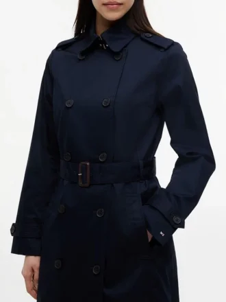 Trenchcoat met dubbele rij knopen en ceintuur Trenchcoat met dubbele rij knopen en ceintuur