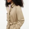 Trenchcoat met dubbele rij knopen en ceintuur Trenchcoat met dubbele rij knopen en ceintuur