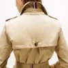 Trenchcoat met dubbele rij knopen en ceintuur Trenchcoat met dubbele rij knopen en ceintuur