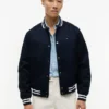 Waterafstotend varsityjack met vlaglogo Waterafstotend varsityjack met vlaglogo