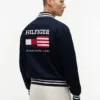 Waterafstotend varsityjack met vlaglogo Waterafstotend varsityjack met vlaglogo